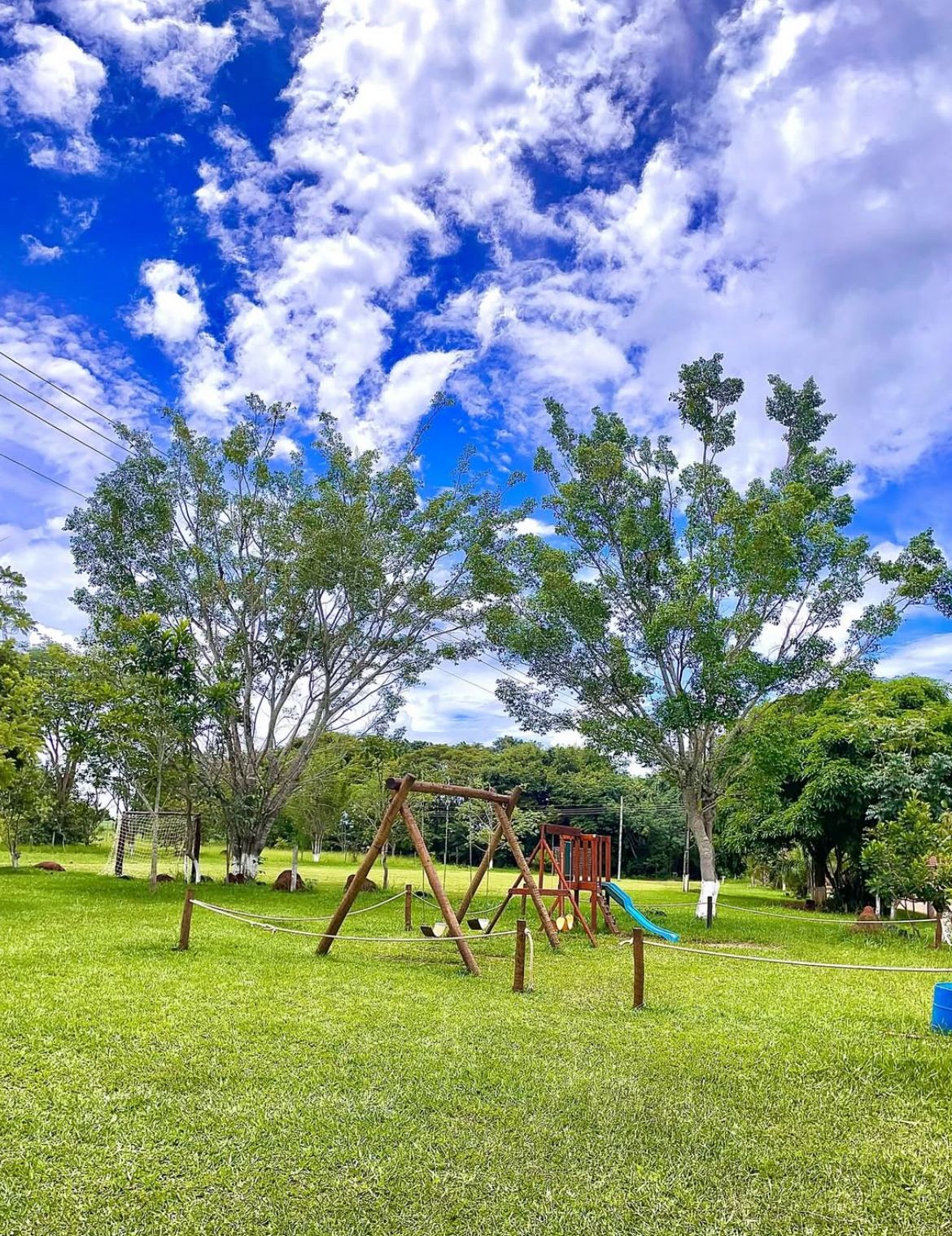 Área verde com estacionamento na Lagoa do Samuel